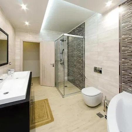 Sleeps 6 Air Con Wifi